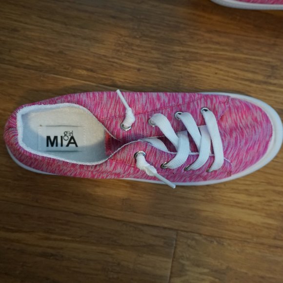 Mia Girl Tennis Shoe Size 4 - Picture 2 of 2